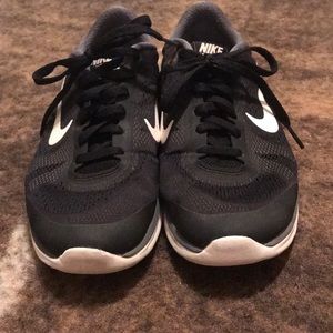 Black Nike Tennis Shoes